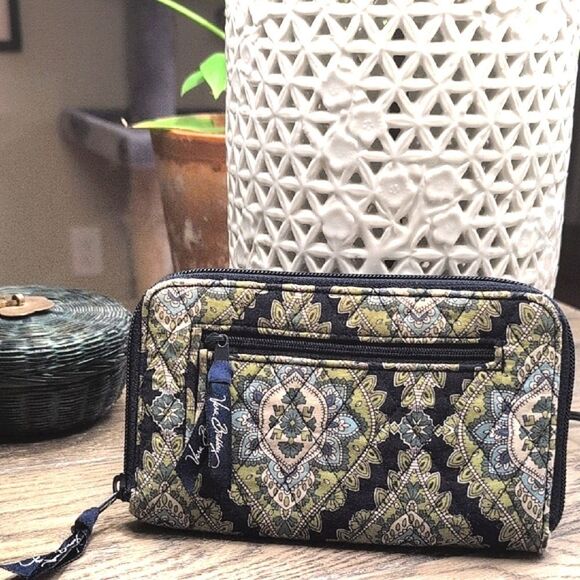Vera Bradley Cambridge Quilted Zip Around Wallet Wristlet Retired - Picture 1 of 10
